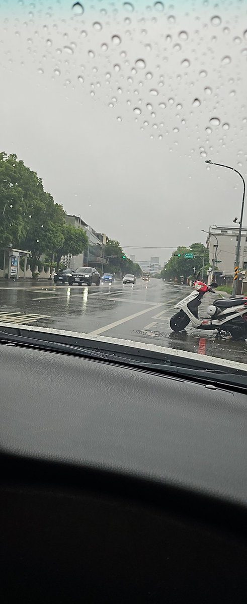 fen_ge706's tweet photo. 雨好大 https://t.co/l8seyOAi3V
