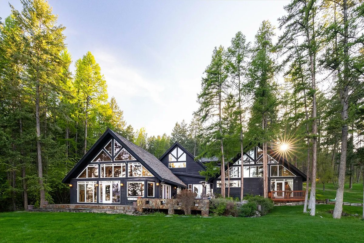 TrashBoat0000's tweet image. Which of these two homes would you choose to live in? They're the same price, same size.