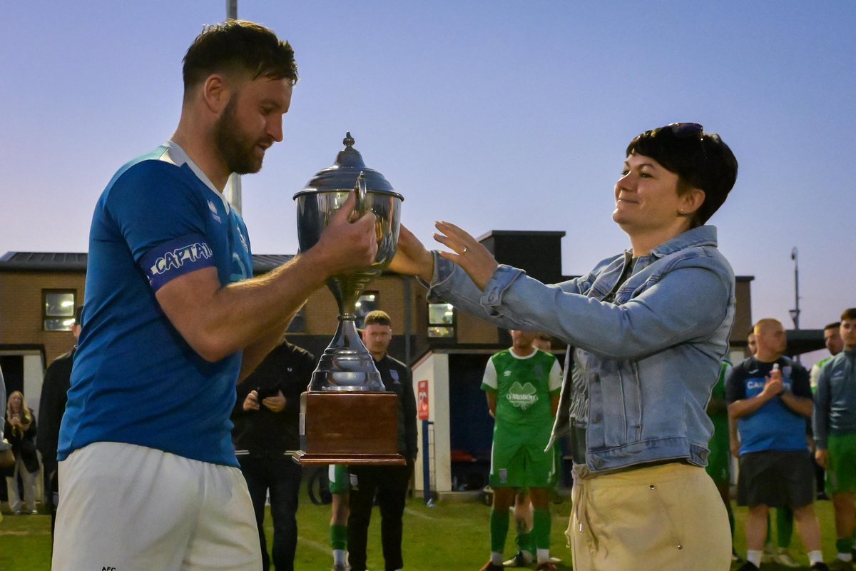 3 Lions O’Malleys 0-4 Supporters 

Linsel ⚽️⚽️
Hendo ⚽️
Wrighty ⚽️

TG receives the Cliffy Campbell Cup from Sarah Campbell 🏆 

3 Lions will be back, good well ran club and good lads. See you next season.