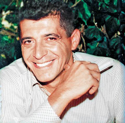 10 Μαΐου

Δεν είναι απλώς μια ημερομηνία.
Είναι η μέρα που η ζωή και ο θάνατος διασταυρώθηκαν με τον πιο άδικο τρόπο.

14 χρόνια χωρίς εσένα,μπαμπά.

Κι όμως, ζεις ακόμα μέσα μας.
Στη φωνή μας.Στη μνήμη μας.
Και ξέρουμε πως,από εκεί ψηλά,μας βλέπεις. Και μας καμαρώνεις και τους 4