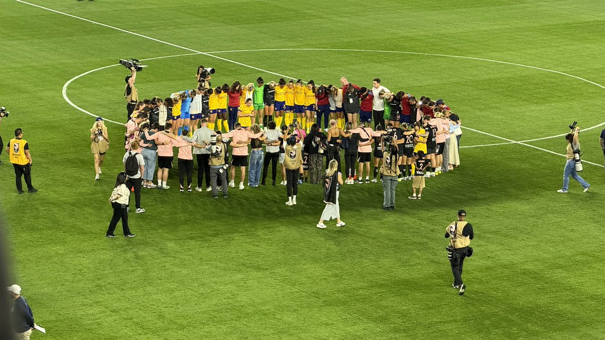 Katie_KarlTV's tweet image. Devastating moments at the Angel City FC game. It appears trainers were doing chest compressions on Savy King. Players from both teams were seen praying after the final whistle.