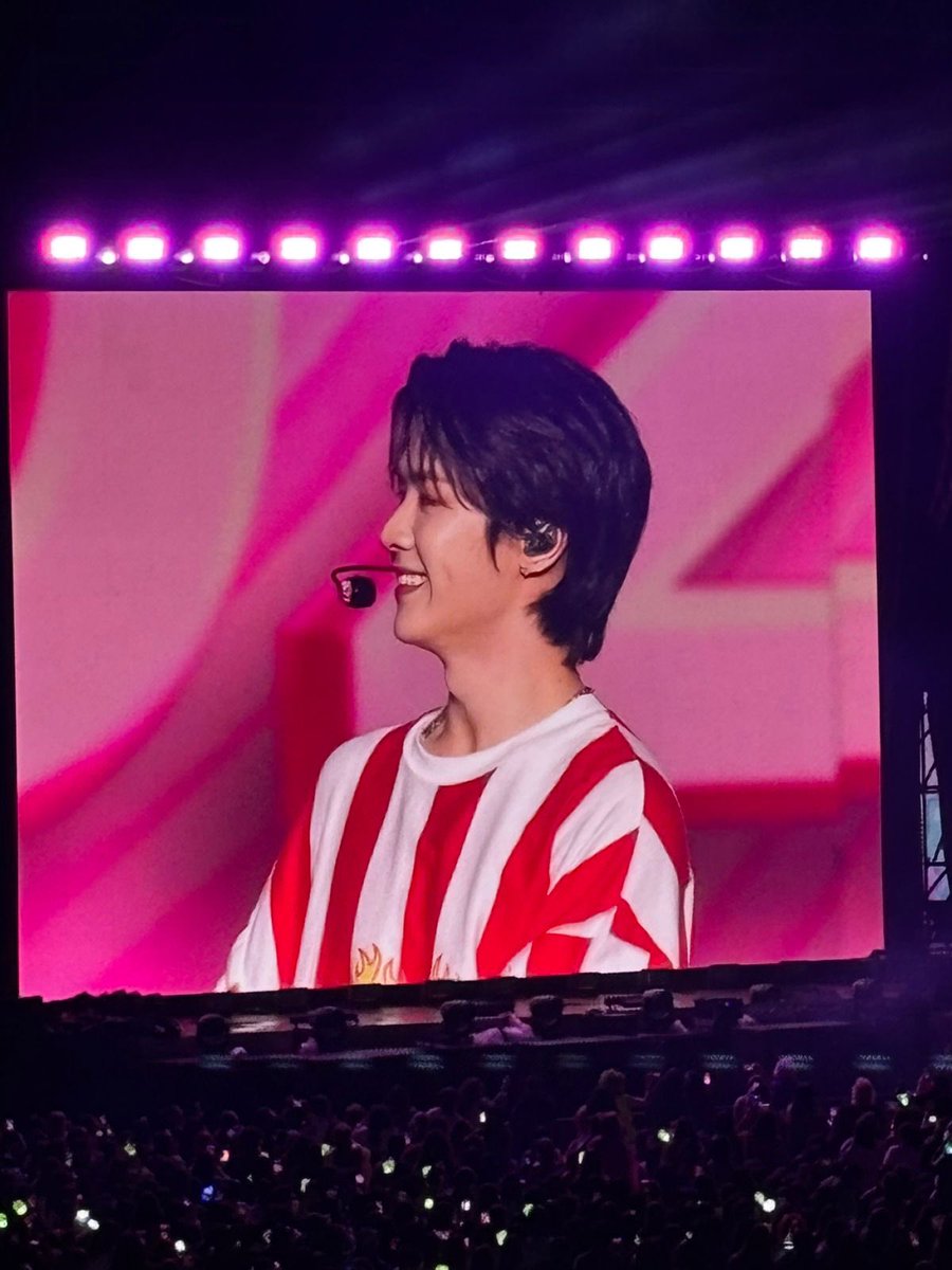 xiaokunirl's tweet photo. LOOK AT HIS SMILE 😭😭😭😭 https://t.co/Xuqp76ucik
