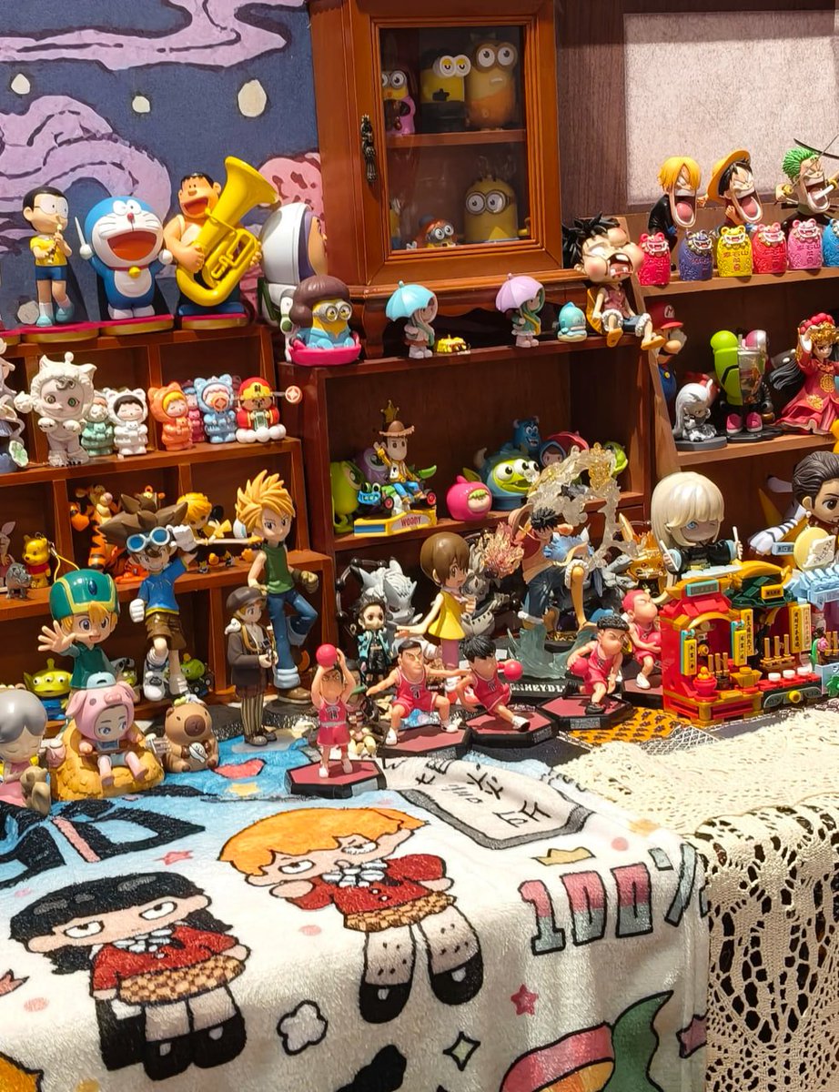 このおもちゃコレクションは最高です！クラシックなキャラクターや可愛いフィギュアがたくさん、幼少の頃を思い出します！🎉