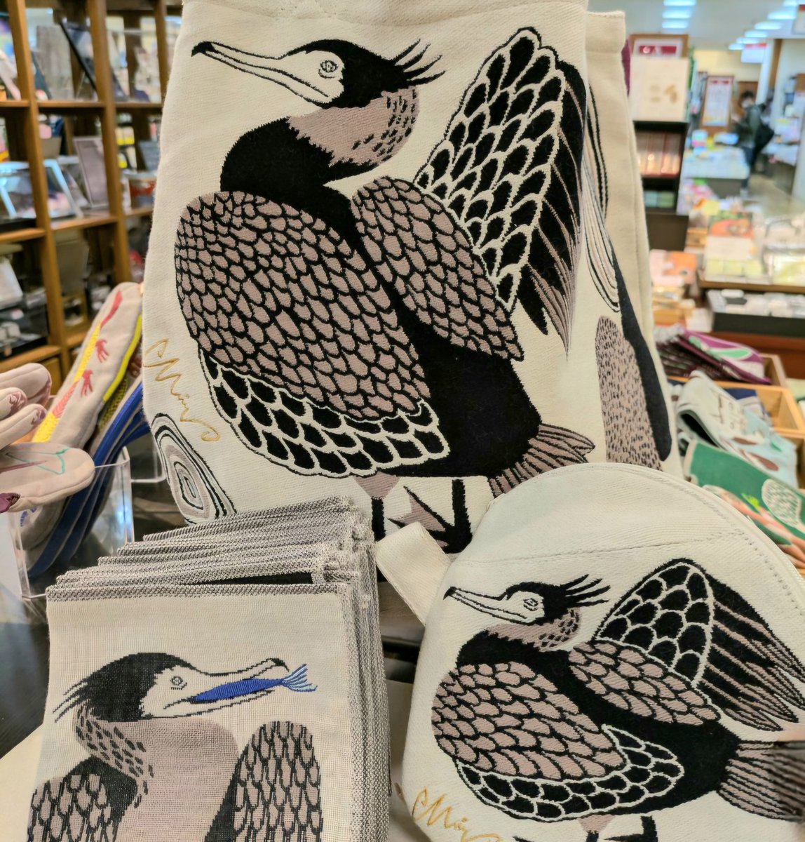 moritaMiW's tweet photo. 【moritaMiW 期間限定SHOP／ 三省堂書店 東京ソラマチ店 】 

ただいま三省堂書店 東京ソラマチ店 @tksola_sanseido にてmoritaMiWブランドのポップアップショップを開催いただいてます。 

デイリーに使えるハンカチ・トートバッグ・ポーチが並んでいます。 

スカイツリーに遊びにいらした際は、ぜひいらしてお手にとってみてください。
プレゼントにもぜひどうぞ。

6月10日(火)まで。

…………… 

〈とき〉
2025年5月1日(木)～6月10日(火) 

〈ところ〉
三省堂書店 東京ソラマチ店
…………… 

#moritaMiW #森田MiW #モリタミウ #楠橋紋織 #三省堂書店東京ソラマチ店 #三省堂書店 #東京ソラマチ  #popupshop #���間限定ショップ #ハンカチ #handkerchief #totebag #トートバッグ #ショルダーバッグ #shoulderbag #ポーチ #porch #love