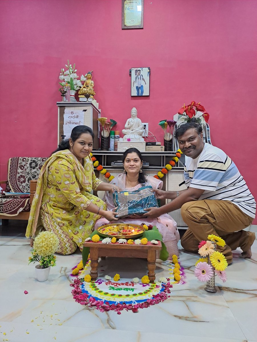 SharadJView's tweet photo. #शरदायण #भाचीचे_लग्न #सोना_बेटा #Marriage #Bhanji #Sona

दादा-आजींची सोनबाई 👼
मामा-मामाची सोना बेटा 👸

परिवाराची लाडकी सुवर्णा 💁‍♀️
भाचीच्या विवाह सोहळ्याची दिमाखदार सुरुवात 🥳
                    https://t.co/jM0ZwahJ1f https://t.co/rIwZAcknxc
