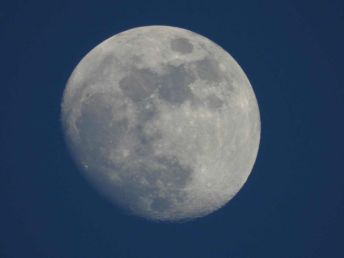 Hey Pittsburgh here's a preview of your almost full moon. Ain't she a beauty 🌝. 
#Pittsburgh
#moonshot