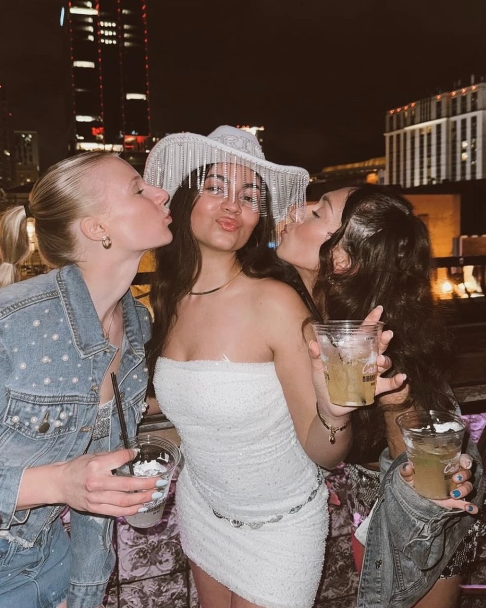 Friday night mood: 🎶 atand on the bar, stomp your feet, start clappin',
we got a real good feelin' somethin' bad about to happen 🎶