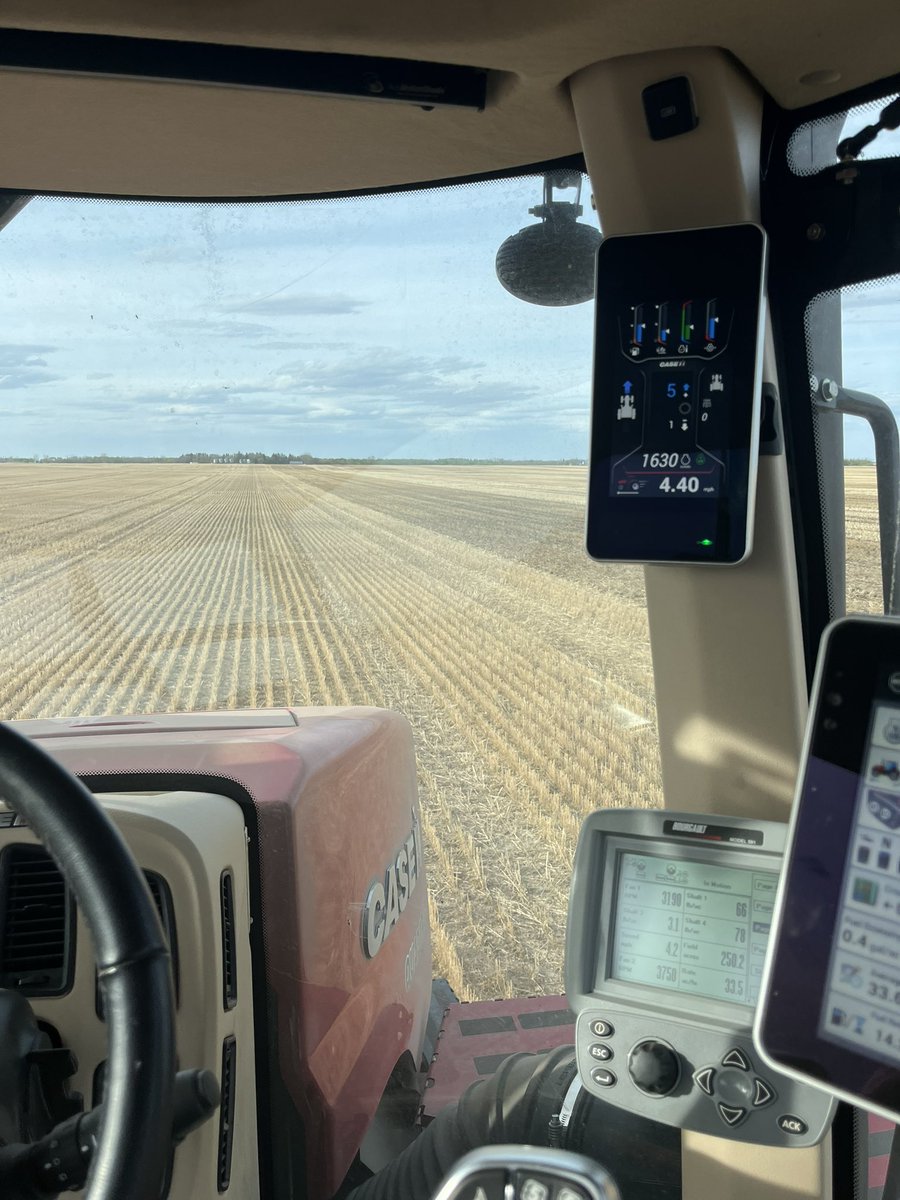 405farmer's tweet photo. How is it that the day is nearly over already? Have morning coffee, go up and down the field a few times, eat a sandwich or two and the day is in
#regularfarmer
#seeding25 https://t.co/lVmtGNkjKQ