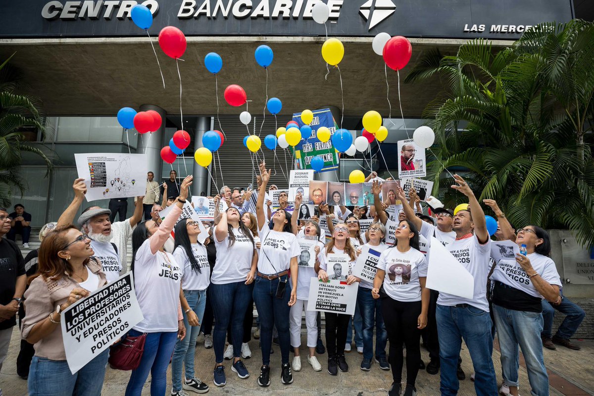 En varios idiomas, un clamor nacional:

#LiberenALosPresosPolíticos🇻🇪

La firmeza cívica definió esta semana la agenda de incidencia del <a href="/clippve/">Comité por la Libertad de los Presos Políticos.</a> para solicitar la intermediación de la representación diplomática del país ante el permanente silencio de los órganos del Estado.

Las