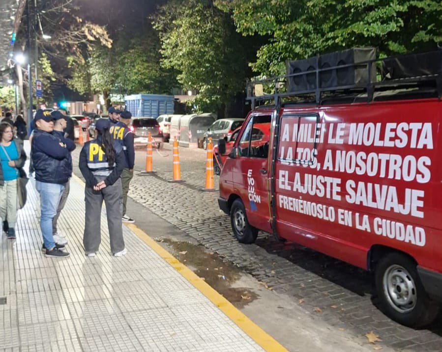 UCRCapital's tweet image. Repudiamos la detención de militantes de evolución por manifestarse libremente.

Vemos con preocupación el autoritarismo del gobierno frente a una nueva generación que los vino a incomodar.