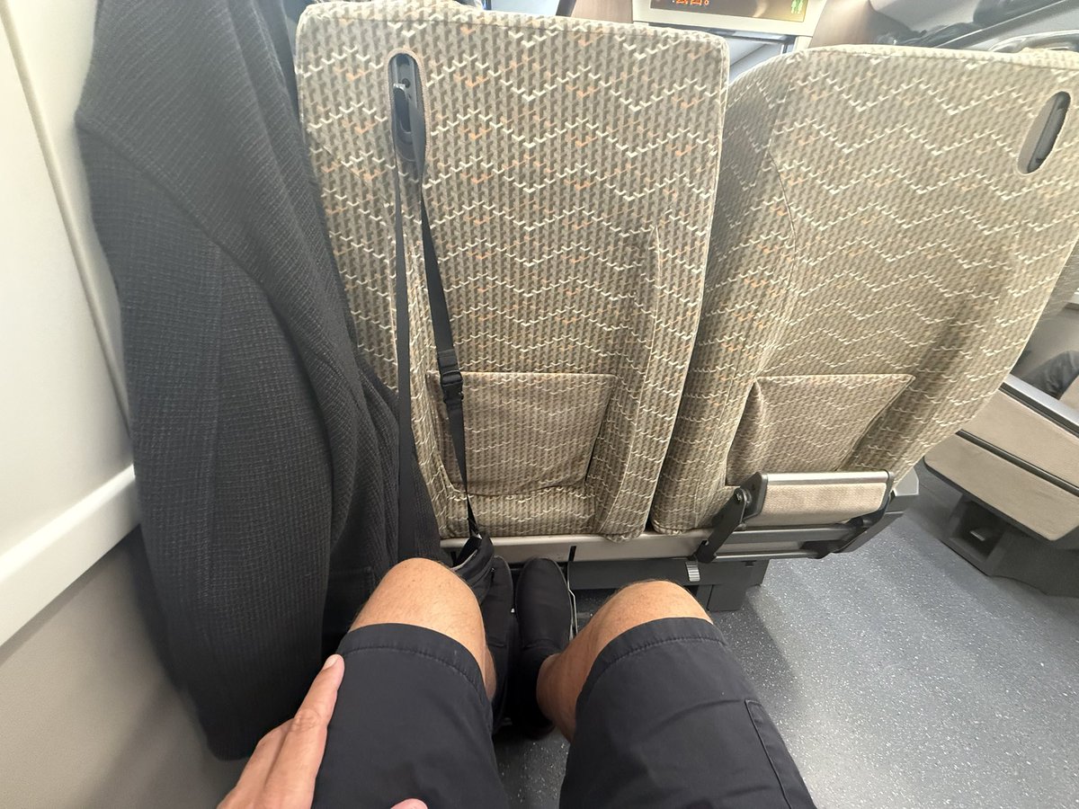 JusssTony's tweet image. G3693 #Beijing &amp;gt; #Dandong has boarded. 

5 hours and 1 minute till arrival, schedule attached most stops just a few minutes 👍

Heaps of legroom ✅
Ear plugs in ✅

Cost for the ticket $128

Kim Jong Un here I come baby 🤣🤣

#FastTrains