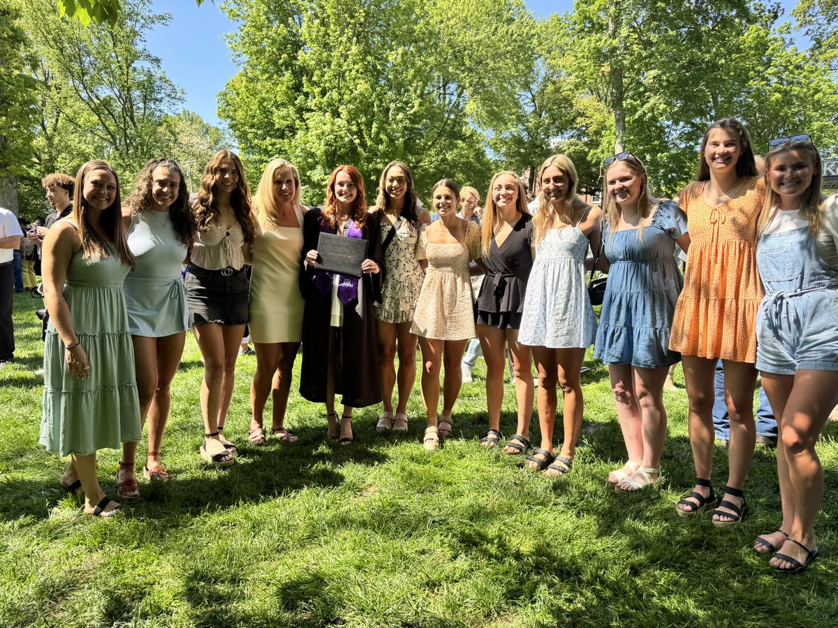 It’s been a great day of graduations! 💛💜⛹🏼‍♀️🏀🎓