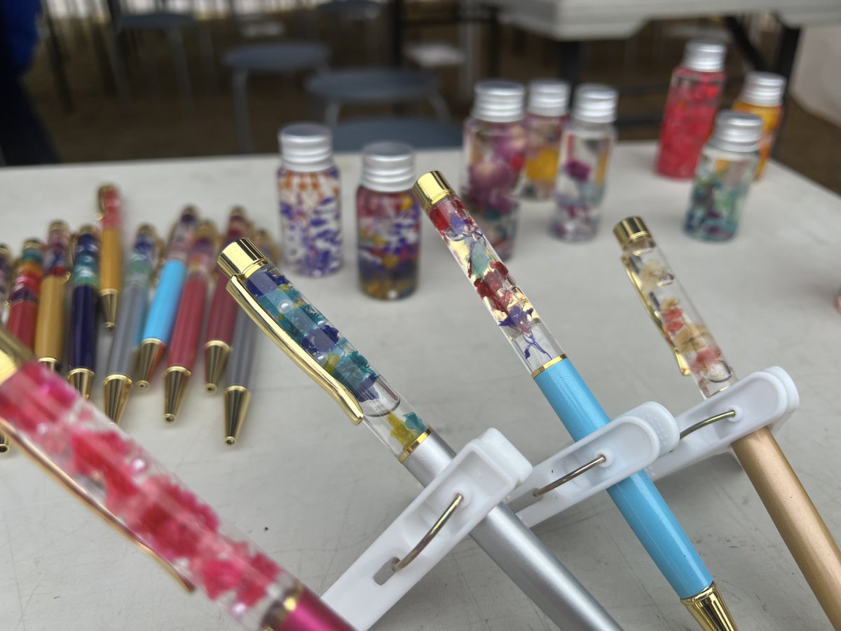 桜まつりのために何かできないかと、森中学生が1から企画したハーバリウム体験ブースがこの後10時からオープンします🌸
個数限定ですが、是非クラフト体験しに遊びに来てください✒️✨