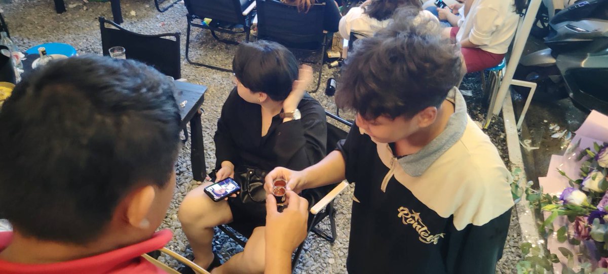 smbrphns1's tweet image. ชนแก้ว กับเด็กเสิร์ฟ ที่ร้าน หน่อย 😁🤣

#สแน็กอัจฉรีย์  #ท่านผู้อาวุโส