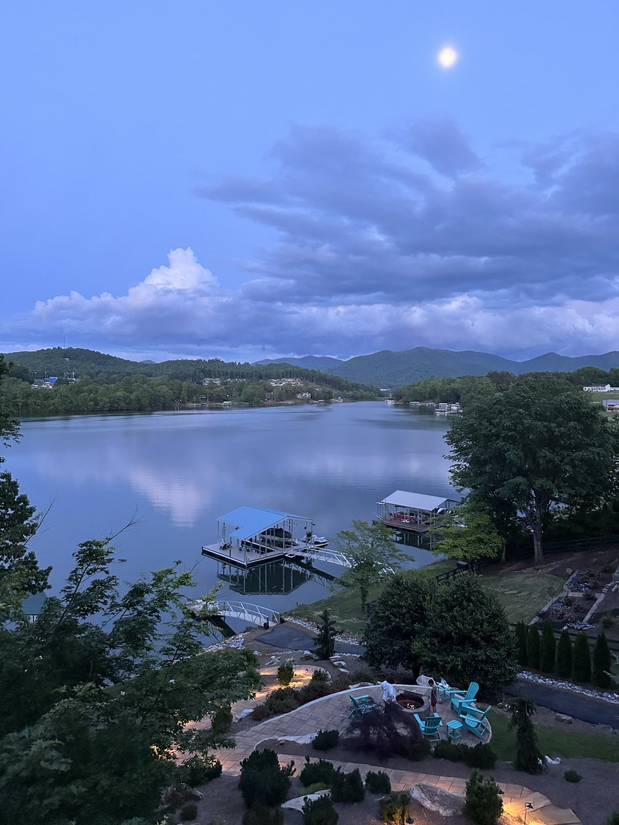 Beautiful evening in Hiawassee to listen to 2 <a href="/BaseballUGA/">Georgia Baseball</a> games called be <a href="/jeffdantzlertv/">Jeff Dantzler</a> and <a href="/djohnstonuga/">David Johnston</a>! #GoDawgs #LowTide