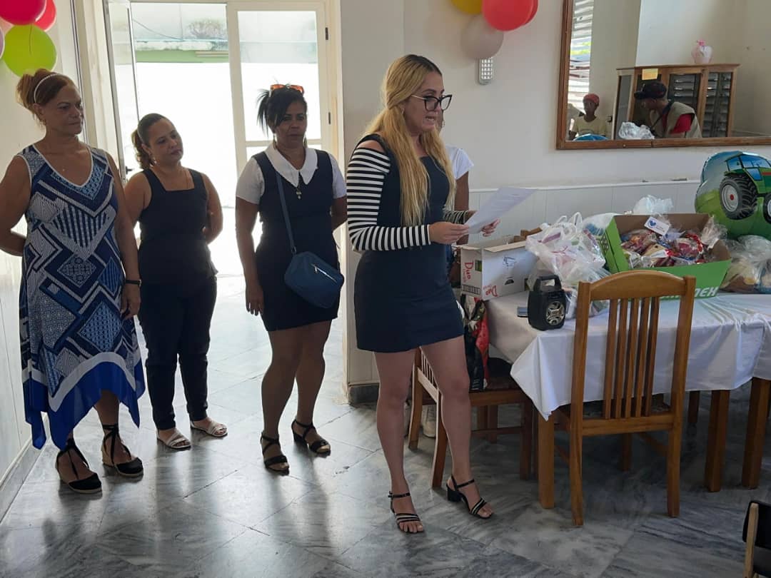MayraArevich's tweet photo. Hermoso gesto de amor, solidaridad y humanismo la entrega de un donativo por parte de la Dirección Territorial de @ETECSA_Cuba en Santiago de #Cuba a los niños sin amparo filial, en saludo al día de las madres. 
#PorCubaJuntosCreamos https://t.co/ytVFlYJMGB