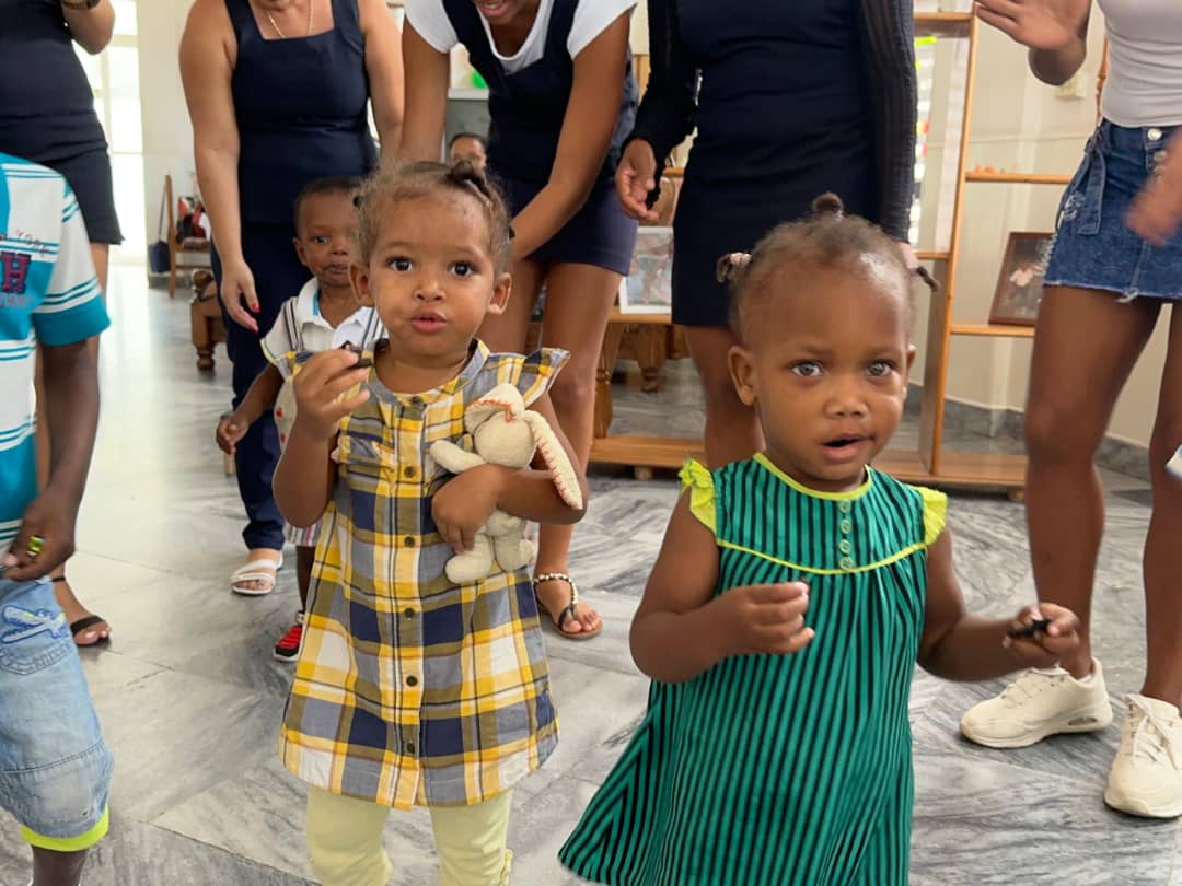 MayraArevich's tweet photo. Hermoso gesto de amor, solidaridad y humanismo la entrega de un donativo por parte de la Dirección Territorial de @ETECSA_Cuba en Santiago de #Cuba a los niños sin amparo filial, en saludo al día de las madres. 
#PorCubaJuntosCreamos https://t.co/ytVFlYJMGB