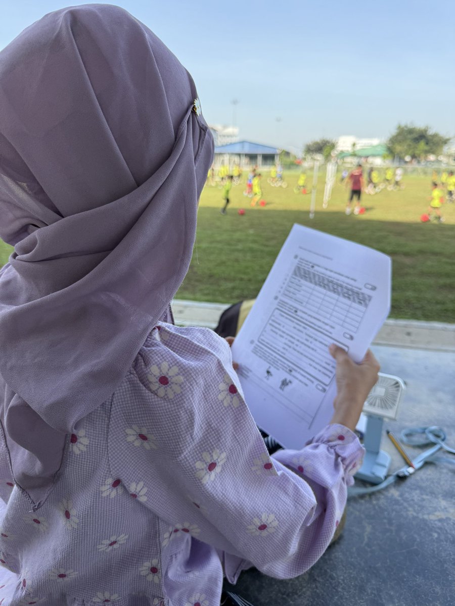 Mak dia Terbawak perangai bila nak exam je cari past year papers.