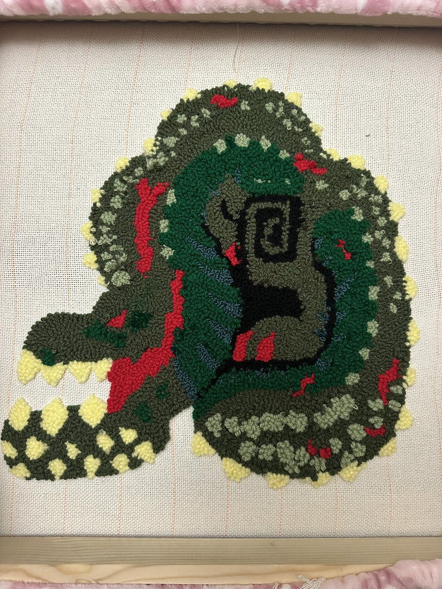 Lithium_Kigen's tweet image. Big pickle boi almost there! Working on the border, then I’ll be able to trim the fuzzies, glue the back with the grey back piece and cutttttttt it #deviljho #monsterhunter #punchneedle #nonsterhunterwolrd #monhunart