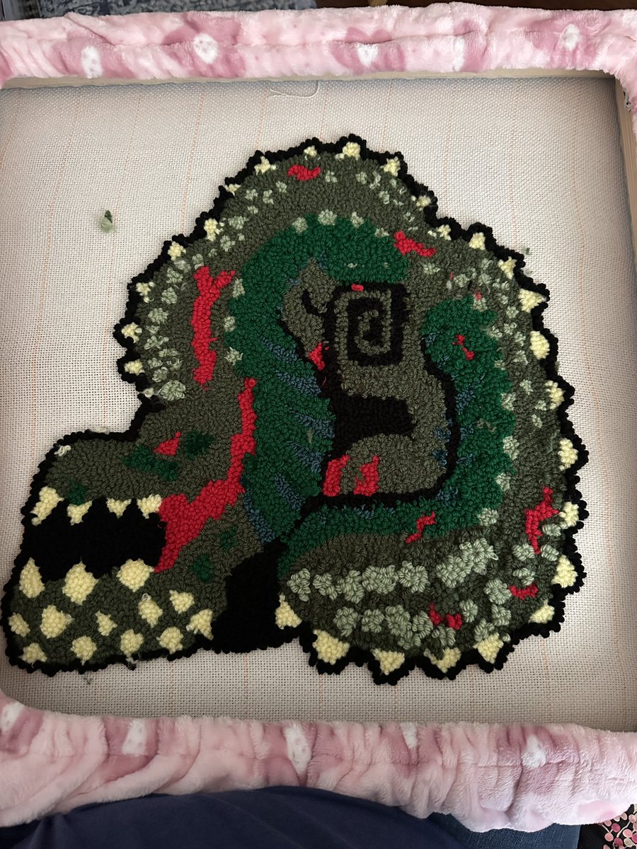 Lithium_Kigen's tweet image. Big pickle boi almost there! Working on the border, then I’ll be able to trim the fuzzies, glue the back with the grey back piece and cutttttttt it #deviljho #monsterhunter #punchneedle #nonsterhunterwolrd #monhunart