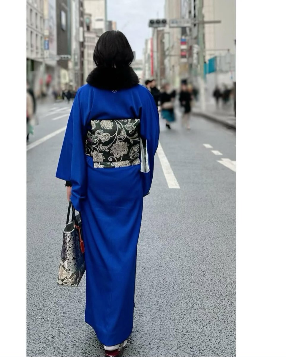 \\豊富な84色展開！//
人気の咲貴子(さきこ)反物から、高級感にあふれ品よく着上がる紺色の中より桔梗色をご紹介✨

甚五郎の着物は全て1人で簡単に着れて、自宅で洗えて、着くずれしない縫製で仕立てた対丈着物です。

#仕立屋甚五郎 #簡単着物 #色無地 #29秒で着れる着物 #shitateyajingoro #kimono