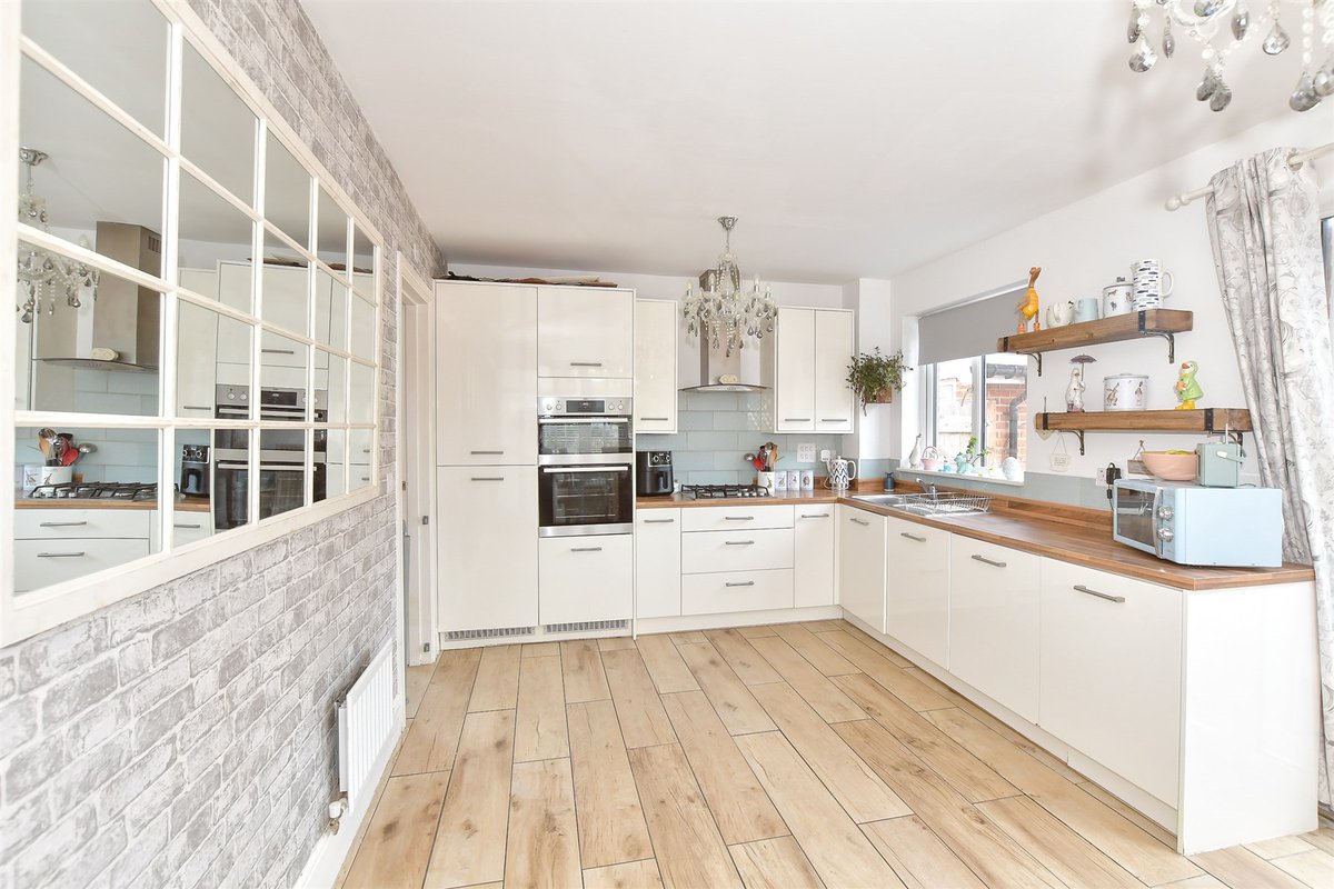 🏡 3 Bedrooms | Herne Bay, Kent

This fantastic detached house benefits from being on a corner plot offering a long driveway and garage, as well as an ornate low maintenance garden.

Find out more and book your viewing:
👉 birdeye.cx/b0f3sh