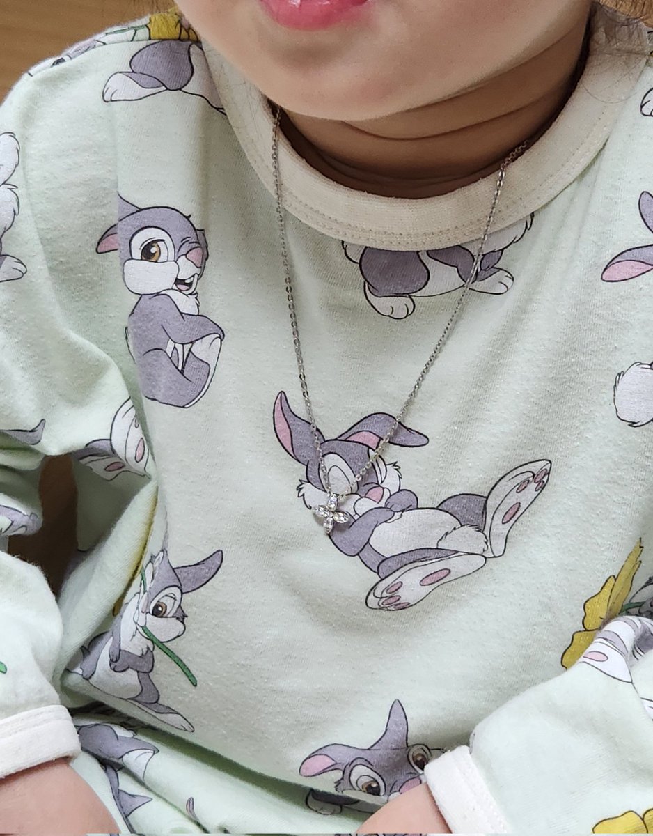 미뇽은 왔는데 체인이 안와서 엄마 목걸이 못하는중 
아기는 6푼 체인에 해줬다 안끊어먹겠지....