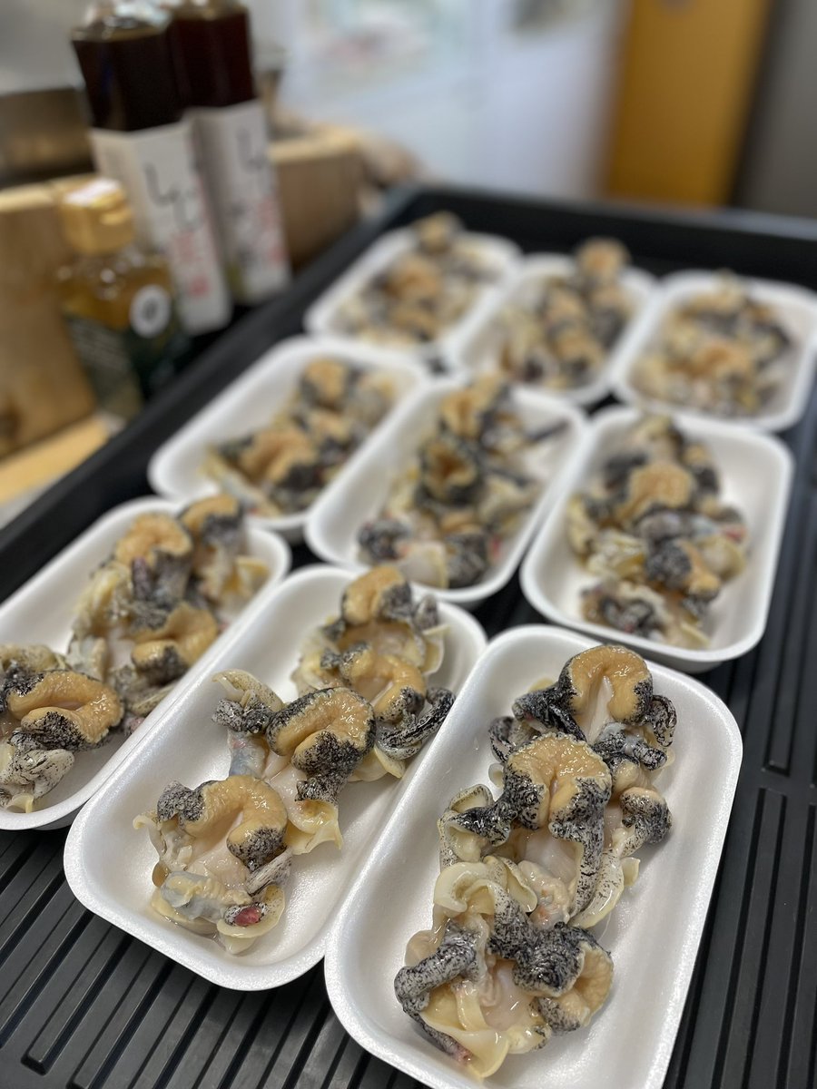 本日のチャンス品🥳カジカ汁パック🉐100円❣️時鮭切身🥩✨脂スゴ‼️知内のドデカ生牡蠣🦪✨お刺身盛り盛り🍣活真つぶ盛り盛り🉐800円❣️茹で茹でつぶ🐚大盛りパック🉐500円にて本日もご来店お待ちしております🌈 #登別 #まるひろ伊藤水産 #魚屋 #刺身 #干物 #鮮魚店 #時鮭 #茹でつぶ #活真つぶ #カジカ