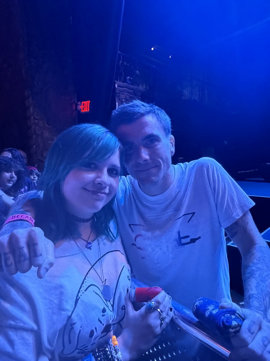 cqurtknee's tweet image. GUYS😭😭 MET ANTHONY AND FRANK AND ALSO GOT MY INHALER SIGNED BY THEM + TIM