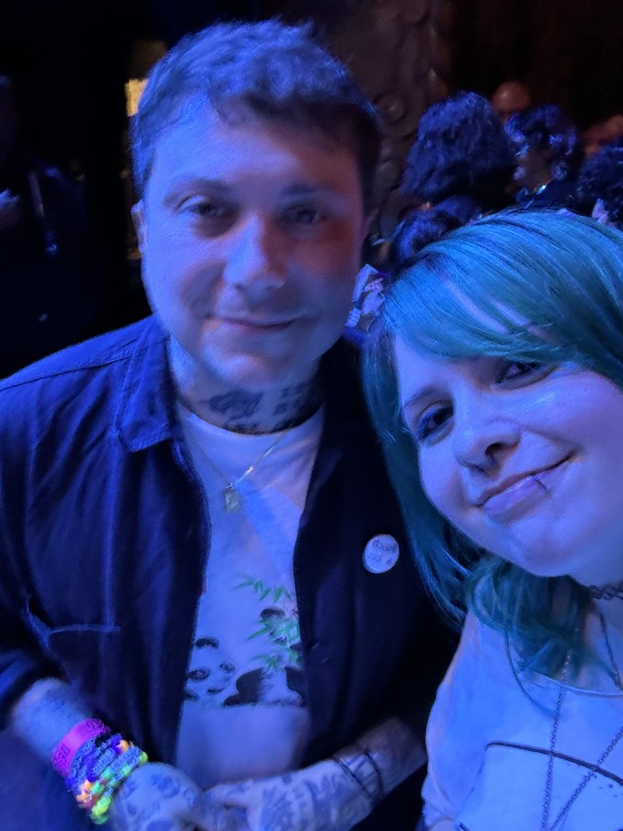 cqurtknee's tweet image. GUYS😭😭 MET ANTHONY AND FRANK AND ALSO GOT MY INHALER SIGNED BY THEM + TIM