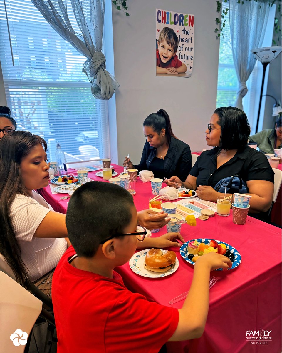 El Centro de Éxito Familiar de Palisades celebró el Día de las Madres con el grupo Ángeles Especiales, honrando a mamás de niños con necesidades especiales. Entre risas, velas aromáticas y mucho amor, celebramos su fuerza, luz y comunidad.