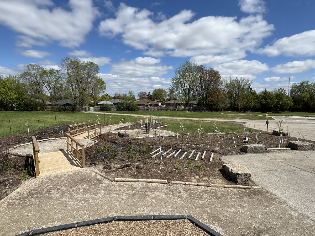 lady_jameson's tweet photo. As the weather warms up it’s great to see the first blossoms appearing and birds flitting around our new rain garden at George Kennedy PS. Thanks @CanonCanada and @CVC_CA for all their hard work on this project. Sound up! 🔈#HungryHollowSNAP https://t.co/75D5puNu3c
