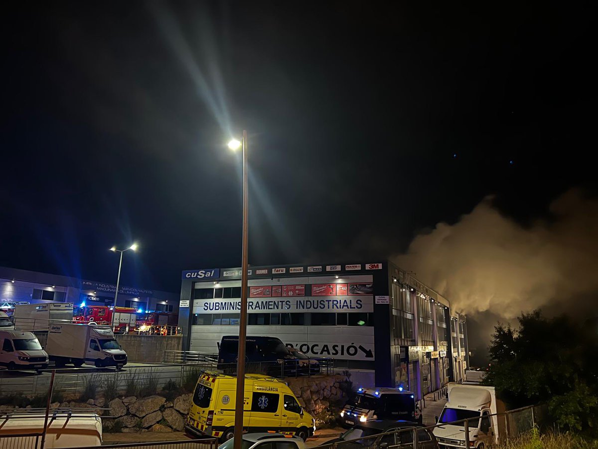 PLVNG's tweet photo. 🔥 Incendi a nau #Vng 
⚠️ L’empresa, dedicada al manteniment de piscines, conté clor i s’ha creat un núvol que resulta perillós per a la seguretat de les persones.
‼️ S’informa que es CONFINA la població
⛔️ Eviteu apropar-se al lloc 
ℹ️ Tanqueu finestres i portes https://t.co/UKJdDYtaVK