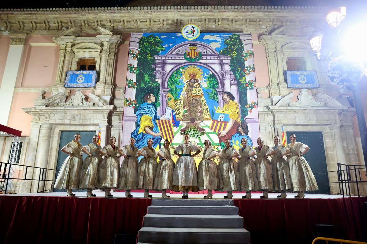 🎶✨La Plaça de la Mare de Déu s'ha omplit de música i devoció amb la #DansàDeLesFalles25 en honor a la Mare de Déu dels Desemparats.

🥁👑 Berta Peiró, FMV, i la seua Cort d’Honor, han participat en esta vetlada única, acompanyades per centenars de falleres i fallers que han