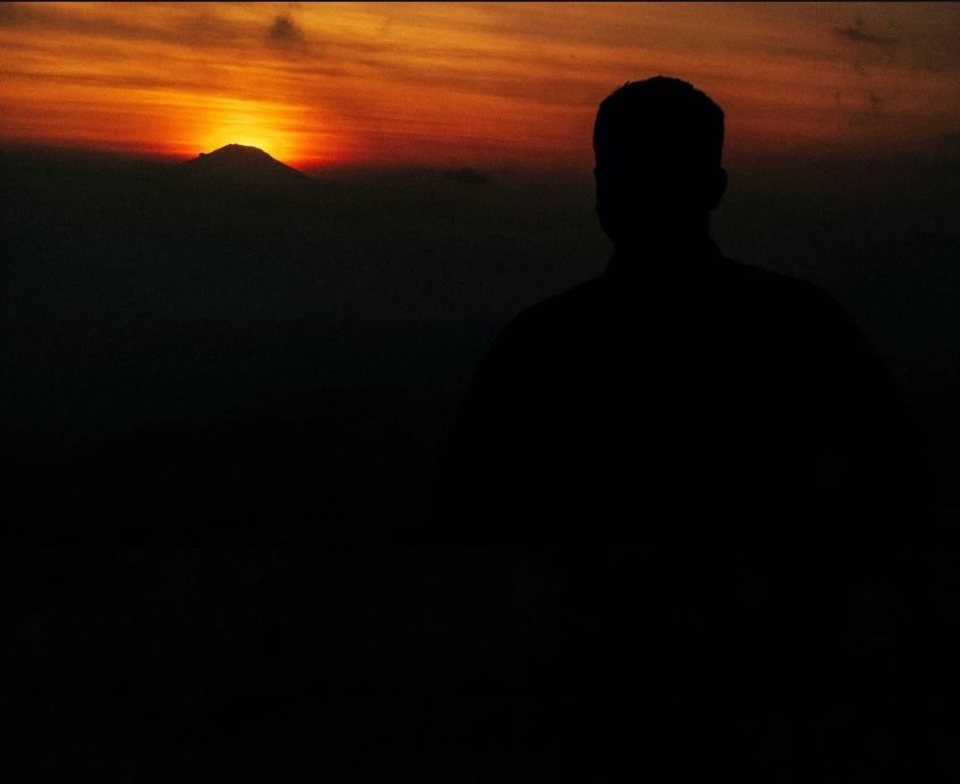 thepostman_13's tweet photo. @Jateng_Twit Sama persis dengan momen ini min, sumbing dilihat dari merbabu, matahari persis di belakang sumbing https://t.co/P4wIc11KZe