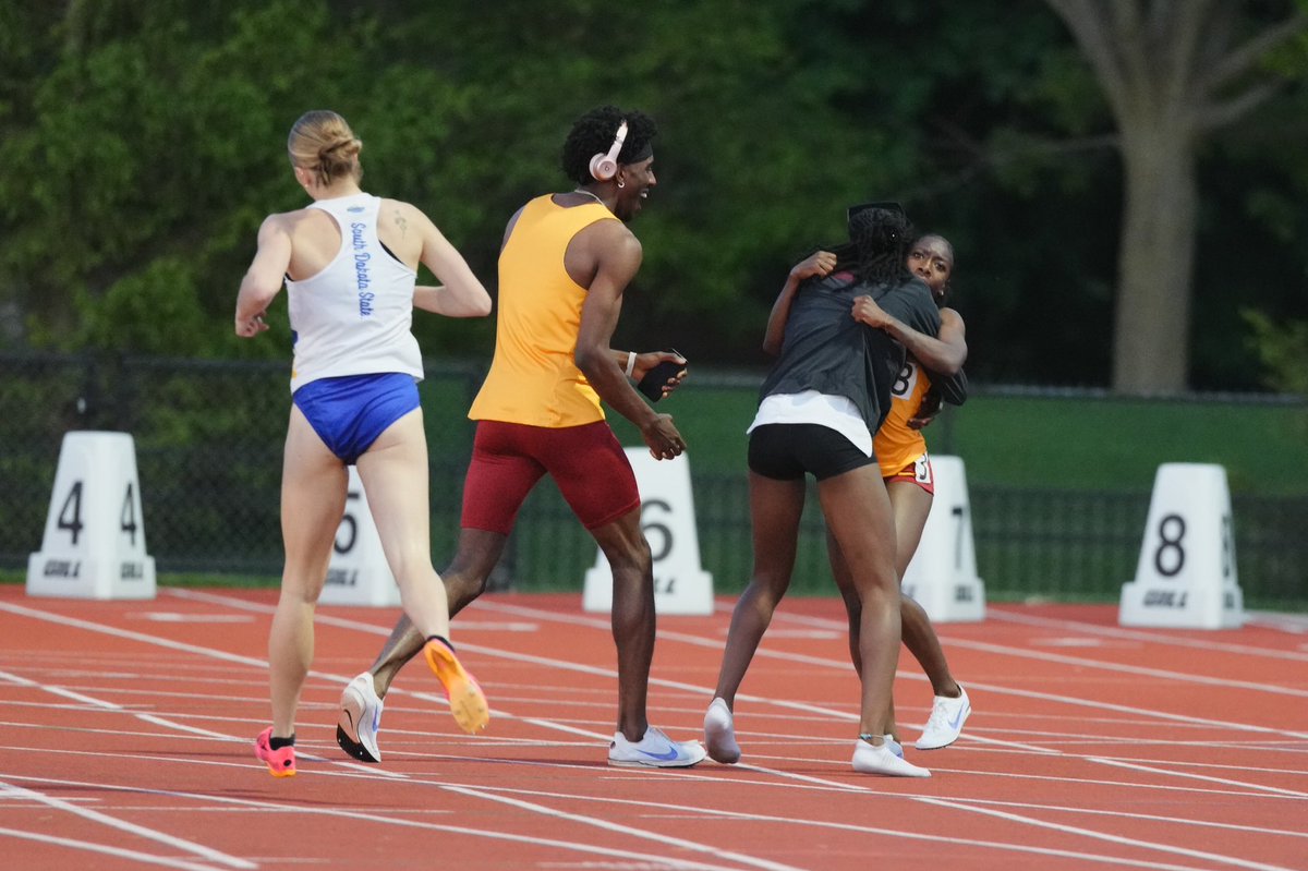 Brought the heat in the women’s 800. 

Makayla Clark 2:01.99 // #20 NCAA
Becca Heitzig 2:06.54 // outdoor PR
Kaia Holtkamp 2:07.40 // PR

#CycloneSZN