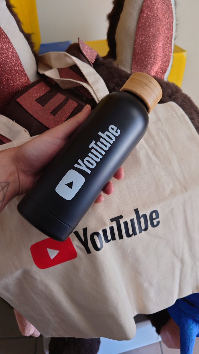 Gracias a <a href="/YouTubeLATAM/">YouTube Latinoamérica</a> por mandarme un termo para el GYM y una bolsa para el mandado.