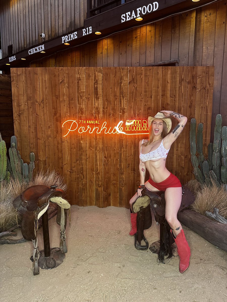AngelYoungsxxx's tweet photo. Had such a blast at the @Pornhub awards 
Thank you so much for the nominations and I’m so glad I’m apart of such a beautiful community thank you for accepting me and being so amazing 🖤🧡🩷 https://t.co/qdmgPDkiKG