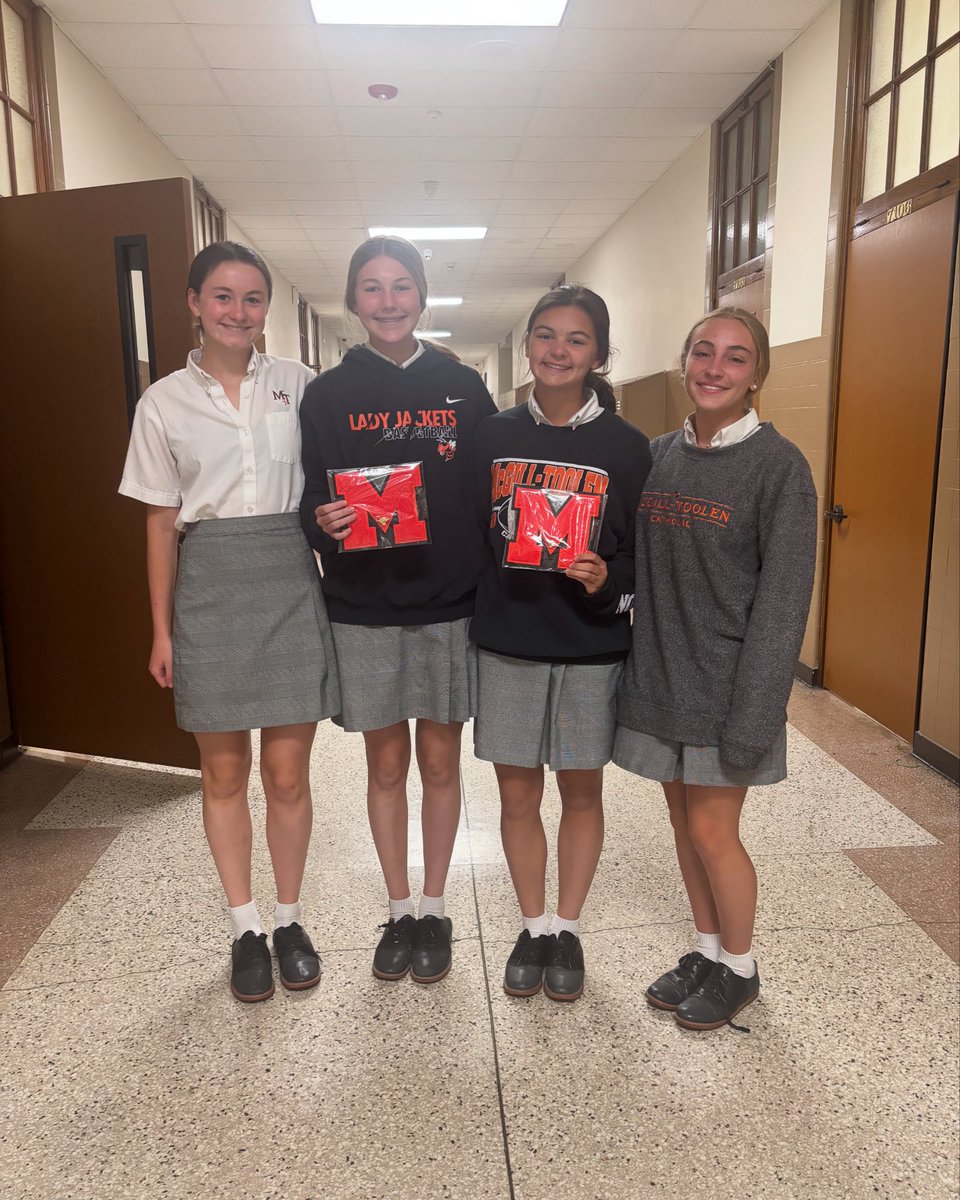 Congratulations to the following Lady Jackets on their recent awards:

Amelia Crocker- Sandy and LaVeral Sanders Award

Isabel Palmer- Math award 

Anya Hilpert- History award + academic letter 

Emma Burkett- English award + academic letter 

#weoverme #swarm
