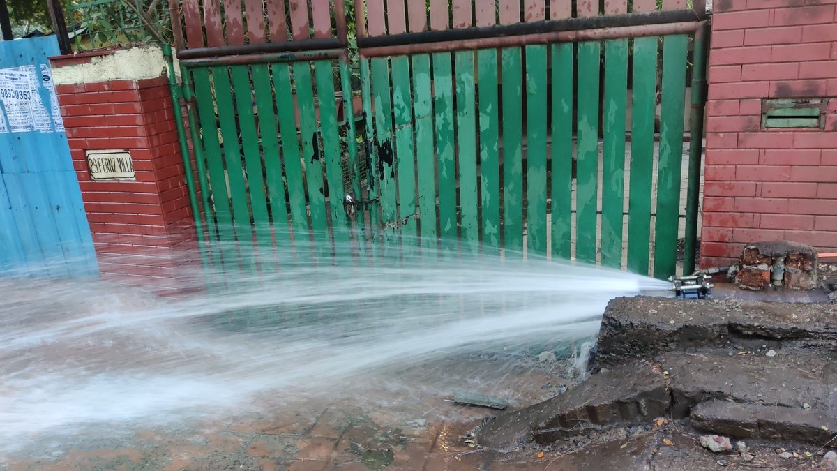 ShivenduSPadte's tweet photo. @mybmcWardPS water pipeline burst near St Thomas school Pandurangwadi main road Goregaon East. Kindly attend on top priority and save water. https://t.co/I0nCz2Whdr