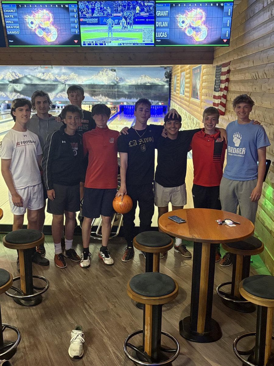 Varsity running the bowling competition back this week during the team dinner at Alpine. Fueling up for our last invite of the season tomorrow. ⁦<a href="/1WarriorMHS/">1WARRIOR</a>⁩