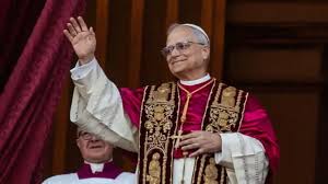 特朗普称首位美籍教宗的当选是“莫大荣幸”

美国总统特朗普表示，首位美国籍教宗当选是美国莫大荣耀，并表示他期待与教宗会面。

罗伯特·弗朗西斯·普雷沃斯特被历史性任命为天主教会领袖。

“能够有一位来自美国的教宗，是莫大的荣耀，”特朗普在被问及此消息时，如此回应。

bbc.com/zhongwen/artic…