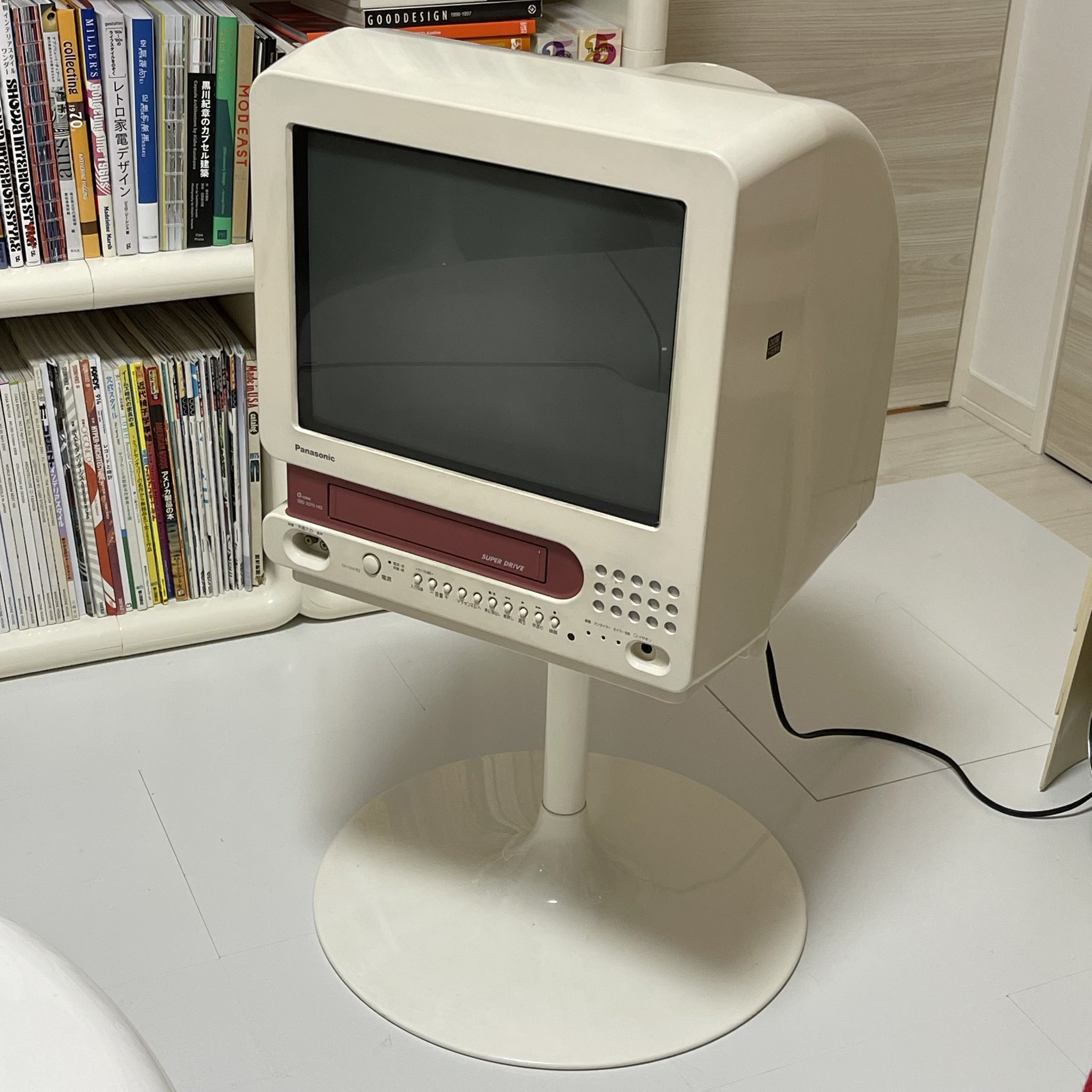 スペースエイジ　ガラス台 エクシード | 店舗・展示会でのディスプレイ・什器・ショー