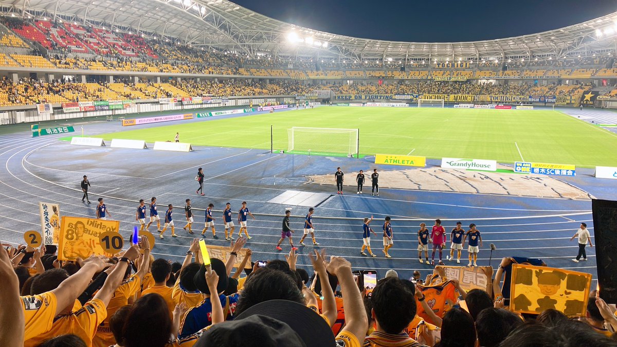 fc_knm's tweet photo. 私も、同じチームを応援する者500人以上にはブロックされているし、だからこそ“サポーター論”みたいなものは閉鎖空間のクソ論理だなと感じている。

けど私は、そこに応援したい者・報いたい者がいる限りは、「(自分が)彼らに少しばかり念を注いだ」という確証を得たいが為に、これからも闘いますよ。 https://t.co/U60jHPBmzp