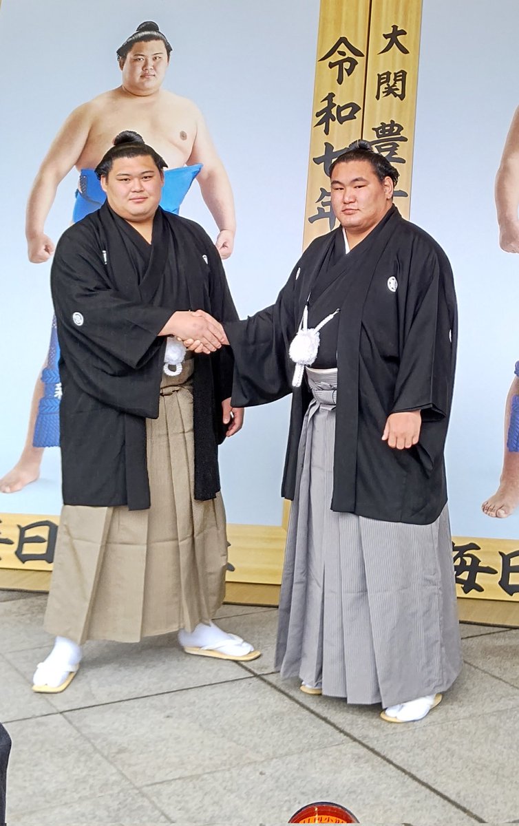 wDCvUfOwO767455's tweet image. 優勝額贈呈式
ニ所ノ関部屋       立浪部屋
大関 大の里関     横綱  豊昇龍関

#ニ所ノ関部屋
#立浪部屋