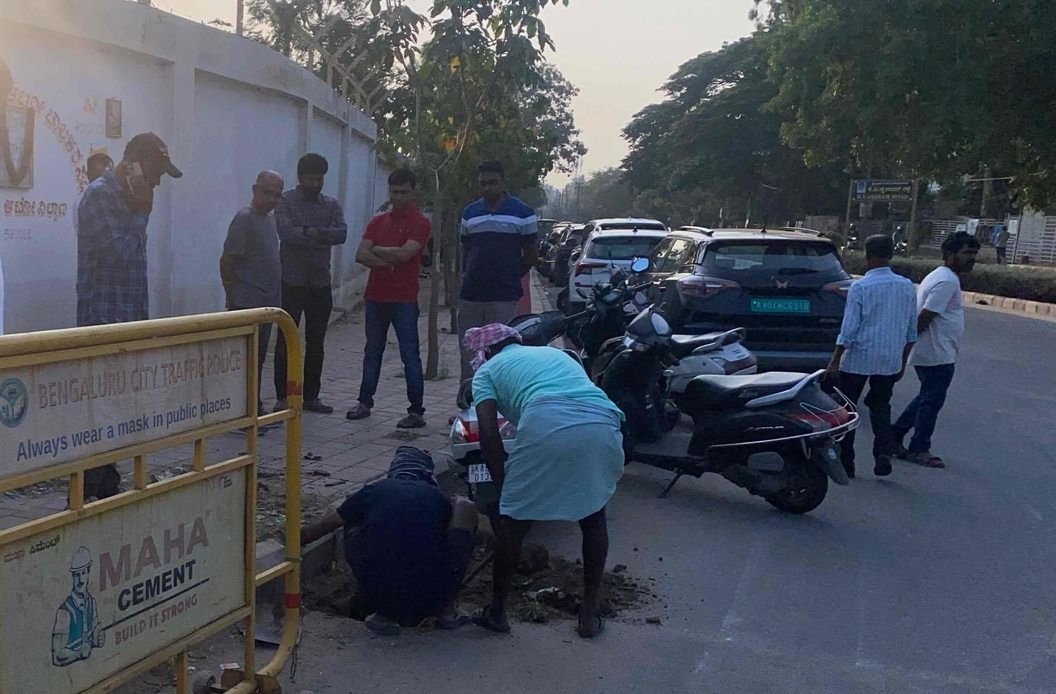 BCCCofficial's tweet image. The Yelahanka Zonal Commissioner inspected the #footpaths of KV Jayaram Road in the #Yelahanka Zone and directed the concerned officials to take necessary action to remove all bedris near the footpaths and ensure they are made pedestrian-friendly.

#BBMP #BBMPCares