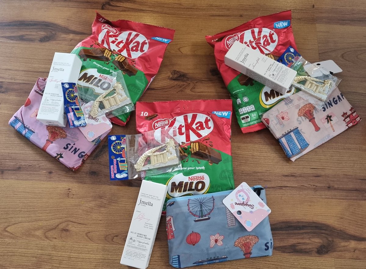 Halo Semuanya 😆💕✨️
Mommy mau bagi-bagi Give Away oleh-oleh dari SG. Siapa yang mau? Akan dibagi secara acak u/ 3 orang pemenang. Syaratnya :
-FOLLOW Akun ini 
-LIKE-RETWEET postingan ini 
-Ketik"BUNGKUS,MOM" 
U/pemenang yang beruntung akan diumumin  20 Mei 2025.Good luck✨️