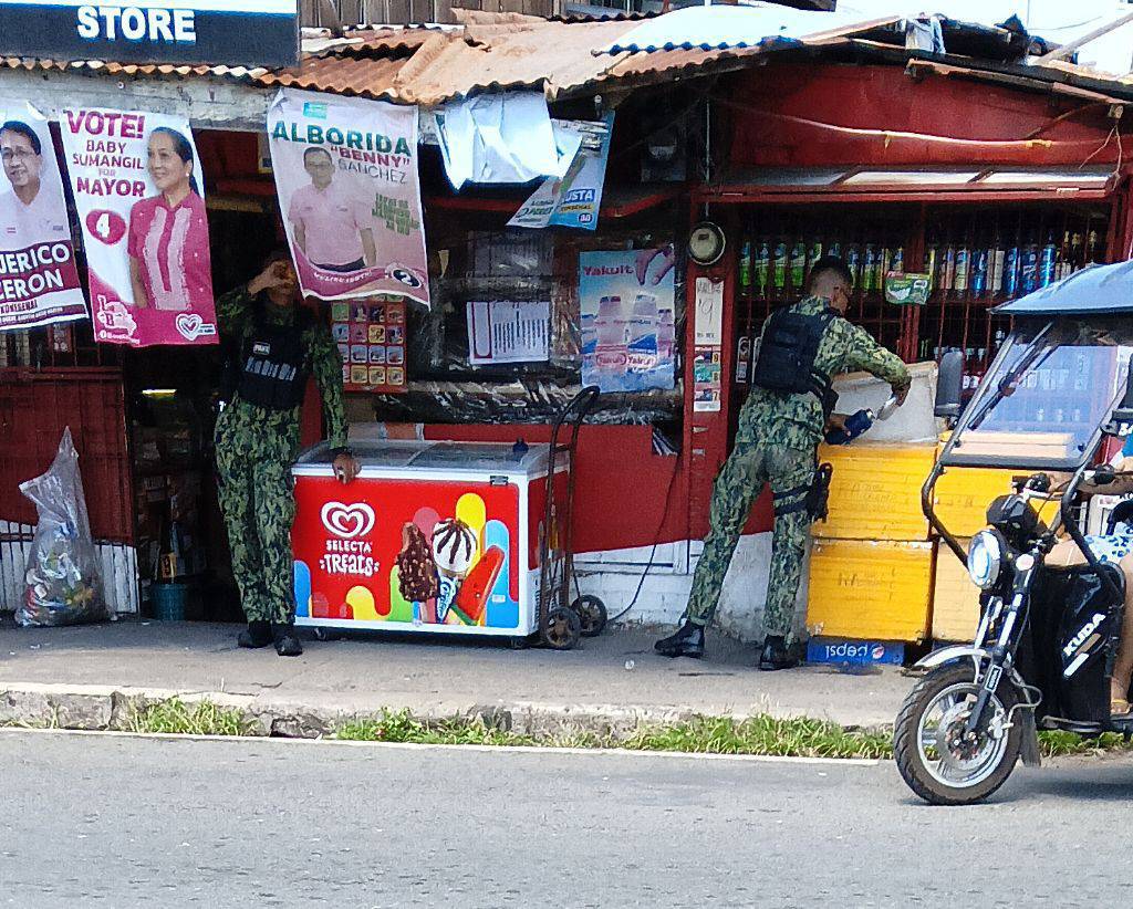 10 May 2025 10:12am

Dalawang unipormadong pulis ang namataan sa isang tindahan, malapit sa kanto ng F.O. Santos St.

#SafeHavenWatch