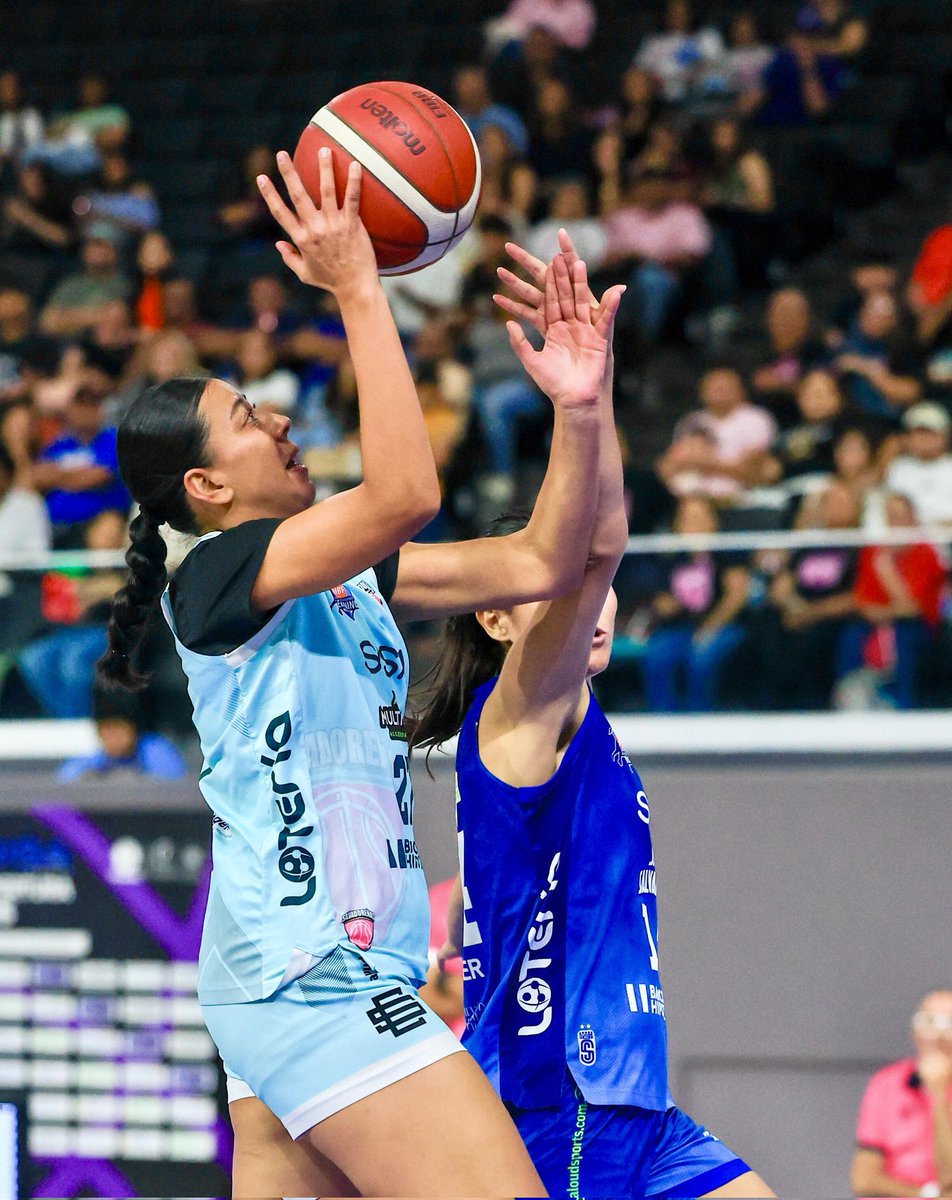 ¡Duelo parejo al descanso!
En un primer tiempo de alta intensidad, San Salvador BC se va al descanso con una leve ventaja sobre Salvadoreñas BC: 39 a 35 en el Juego 2 de la gran final del Torneo Apertura 2025 Copa SISA.
¡Se viene una segunda mitad de infarto!

#MásAlláDeLaCancha