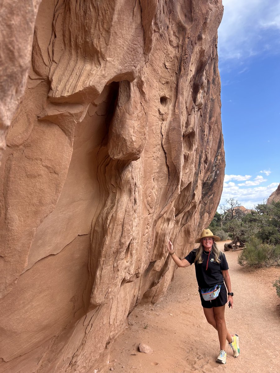 RedPadreMtn's tweet image. Fanny packs are cool again. Devil's Garden in Moab is a must visit for all you hikers! #fannypacks  #moab